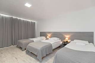 Мини-отель HappyInn Rooms Каунас Трехместный номер с основными удобствами и общей ванной комнатой-11