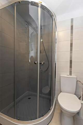 Мини-отель HappyInn Rooms Каунас Двухместный с 1 кроватью или 2 отдельными кроватями и душем-8